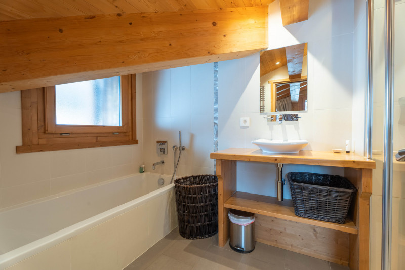 virolet-wetzet-sdb-ensuite-chambre1-parentale-19382355-location-appartement-chalet-Les-Gets